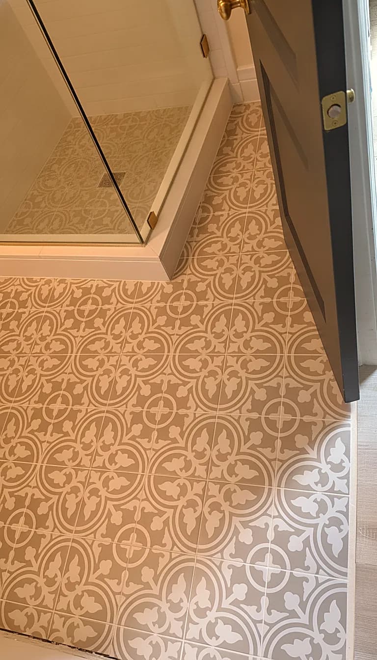 Instalador colocando porcelanato de gran formato sobre un contrapiso nivelado en una casa de Tampa Bay
