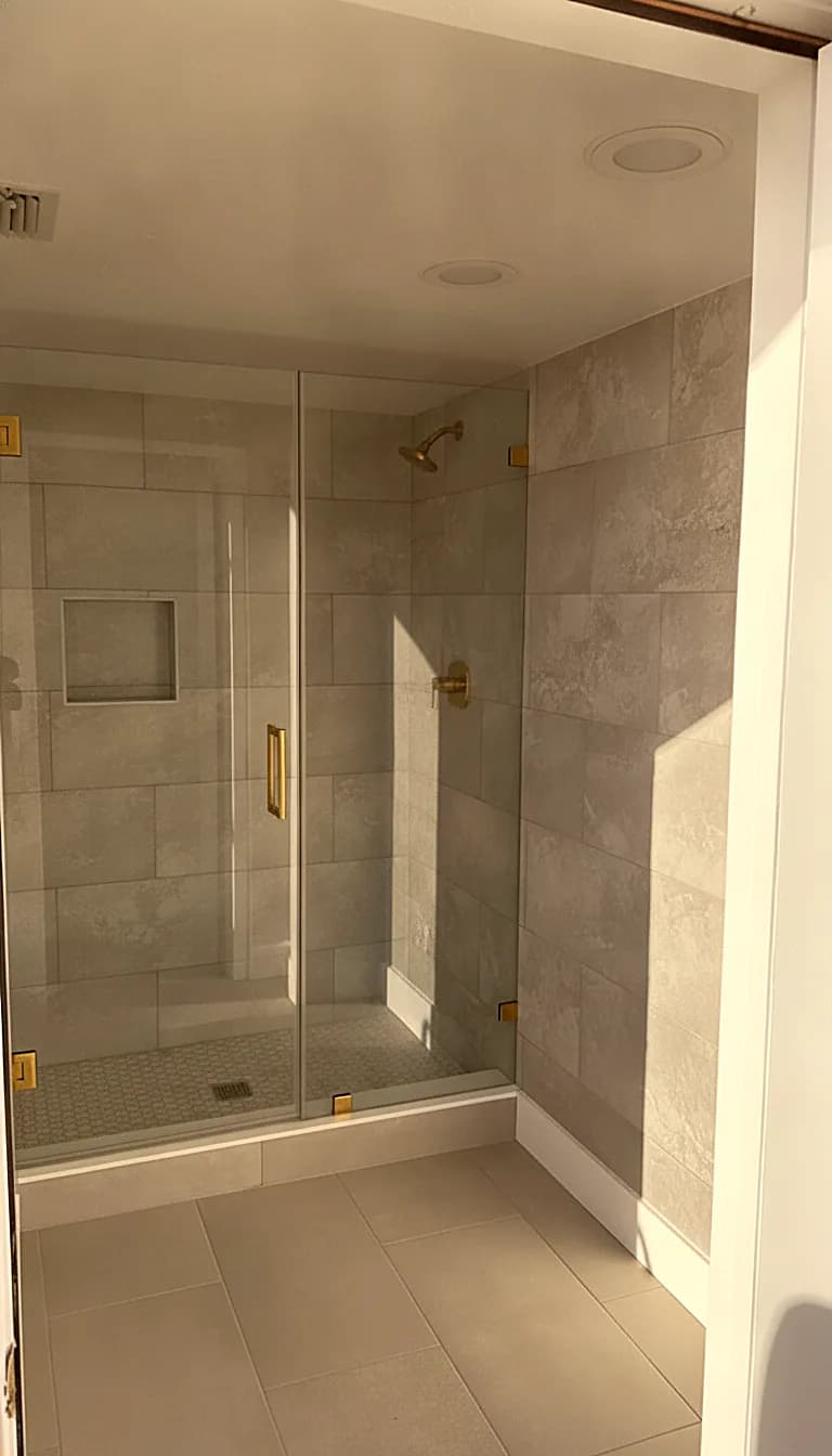 Piso de porcelain de gran formato recién instalado en el interior luminoso de una casa en Tampa Bay