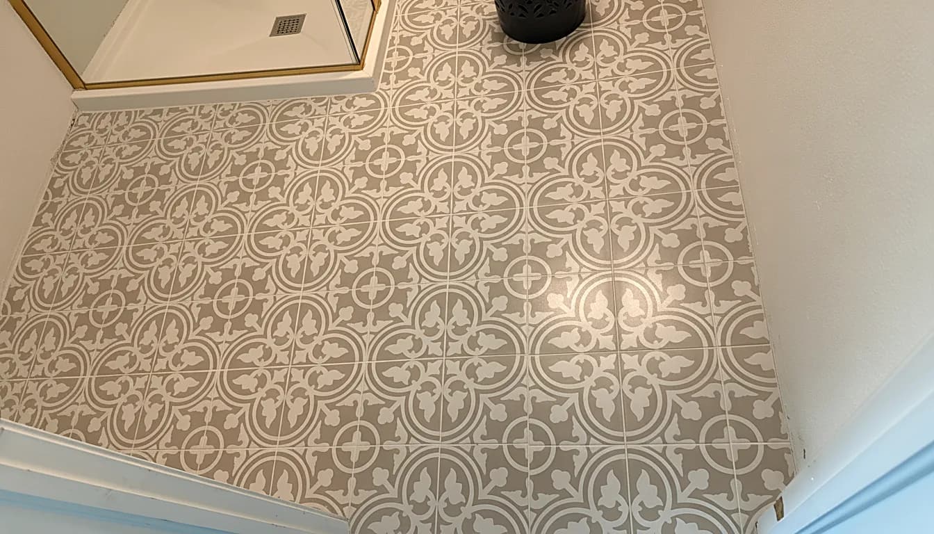 Piso de cerámica recién instalado en la sala iluminada de una casa en Tampa Bay